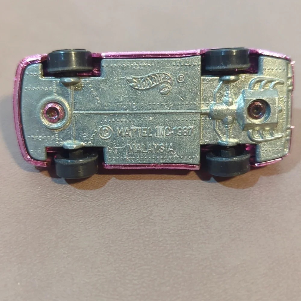 1987 Hot Wheels Metallic Pink Porsche 959 Gleam Team Die Cast Car